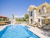 İzmir ceşme de tesetürlü aiilelere uygun ultra lüks kiralık havuzlu villa