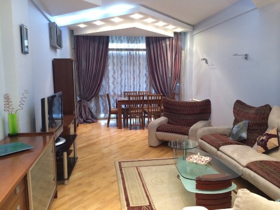 Gunluk! Baku ,Sehir merkezinde, yeni tikili binada 2+1 ev kira verilir