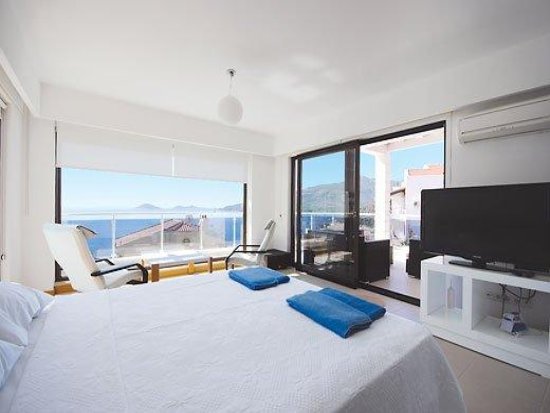 Antalta  kalkan da havuzlu lüks vila