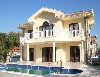 Ceşme de tesetürlü aiilelere uygun havuzlu kiralık villa