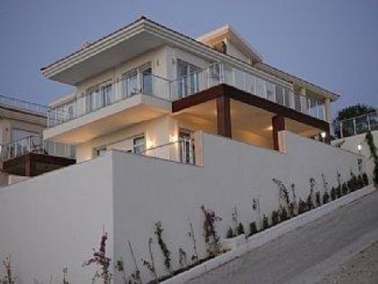 İzmir ceşme de tesetürlü aiilere uygun lüks  havuzlu kiralık villa