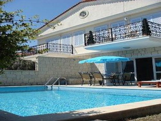 İzmir ceşme de tesetürlü ailelere uygun lüks  havuzlu kiralık villa