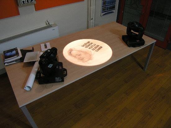 Logo Yansıt ressam - Masaya Resim Yansitin Ve Çizin