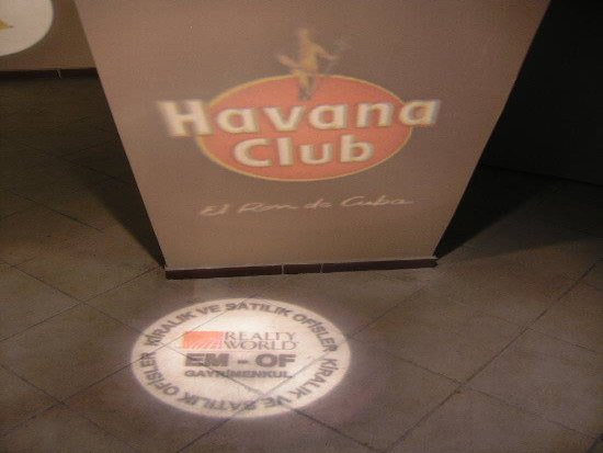 Mağaza Rayina Takilan Logo Yansitici Cihaz